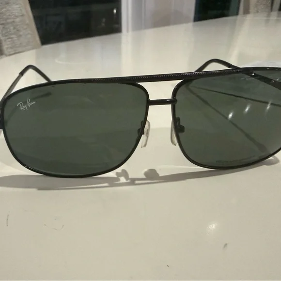 Ray-Ban Black Metal Aviator Sunglasses with Dark Grey Lenses